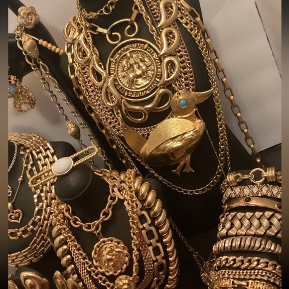 4 LBs vintage Costume Jewelry Lot~ Signed & Unsigned~ Mostly Wearable or Repair - Picture 4 of 6